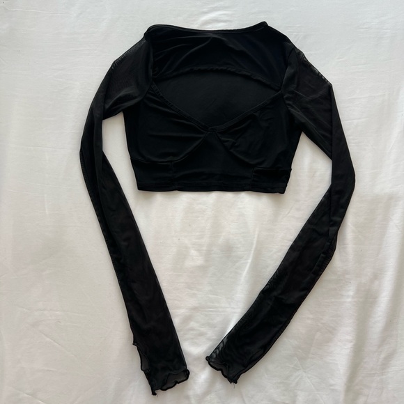 Pretty Little Thing Black silky contrast sleeve cut out top - Picture 2 of 4